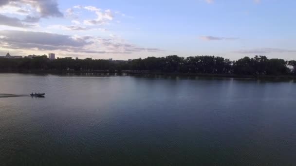 Vue aérienne : de la ville depuis la rivière 