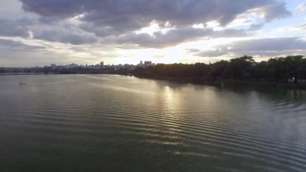 Vue aérienne : personnes dans un bateau sur la rivière 