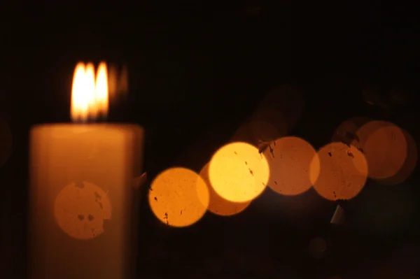 Fundo com uma vela e luzes — Fotografia de Stock