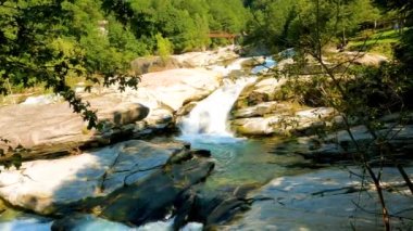 İtalya, Lombardiya 'nın güzel doğası, yaz mevsiminde panoramik bir çekim ile yapıldı.