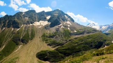 İtalya, Lombardiya 'nın güzel doğası, yaz mevsiminde panoramik bir çekim ile yapıldı.