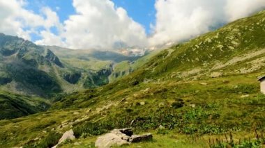 Andolla, İtalya 'nın dağlık kesiminde yaz mevsiminde çok güzel bir panoramik çekim yapıldı.