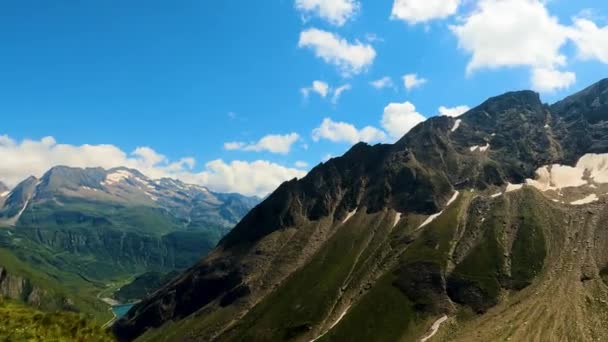 美しいパノラマショットで夏に作られたイタリアのシット ブストの山の隠れ家 — ストック動画