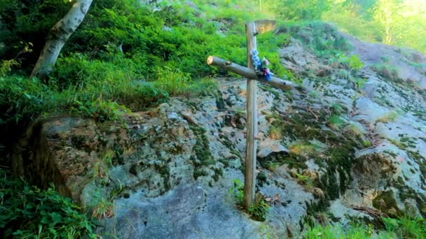 Крест Сделанный Дерева Скалистой Стене Горной Тропе — стоковое видео