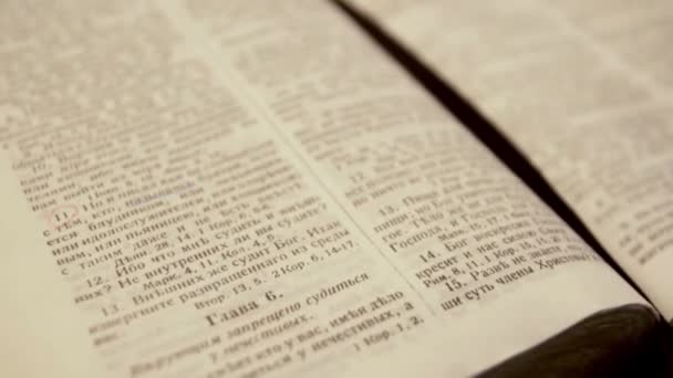 Caméra survolant la Bible ouverte sur la langue russe 