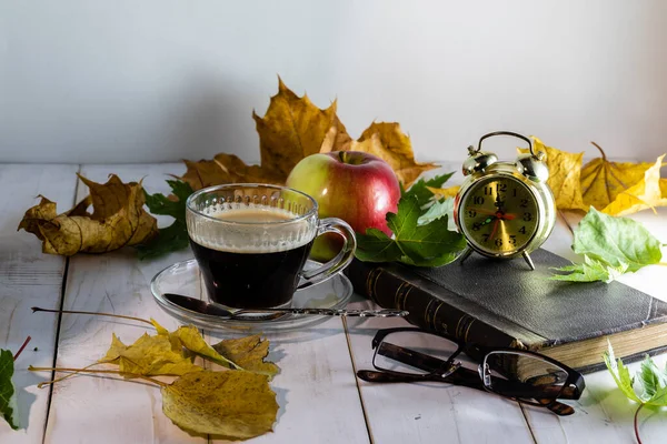 Carte Pahare Ceașcă Cafea Măr Frunze Uscate Toamnă Masă Lemn — Fotografie, imagine de stoc