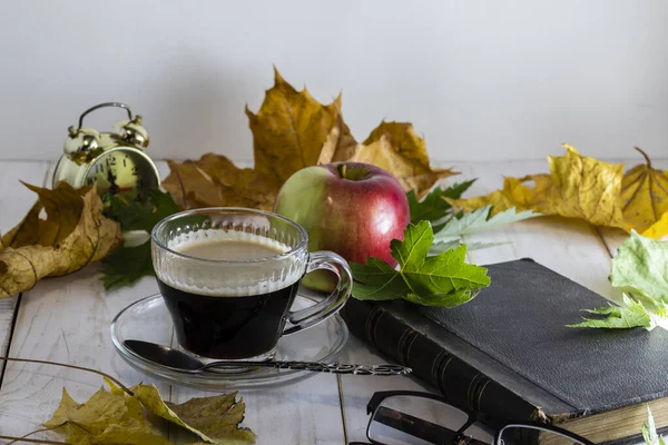 Carte Pahare Ceașcă Cafea Măr Frunze Uscate Toamnă Masă Lemn — Fotografie, imagine de stoc