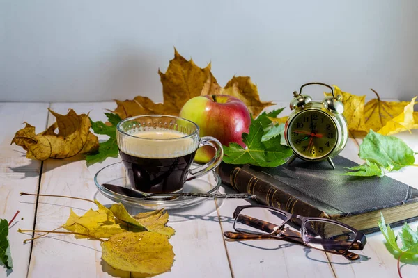 Carte Pahare Ceașcă Cafea Măr Frunze Uscate Toamnă Masă Lemn — Fotografie, imagine de stoc