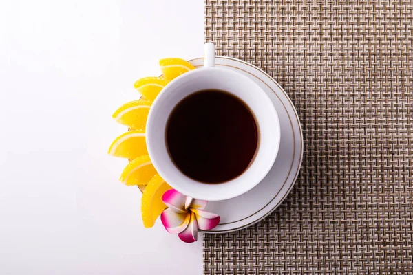 Taza Blanco Con Rodajas Limón Platillo Mermelada Rebanadas Plato — Foto de Stock