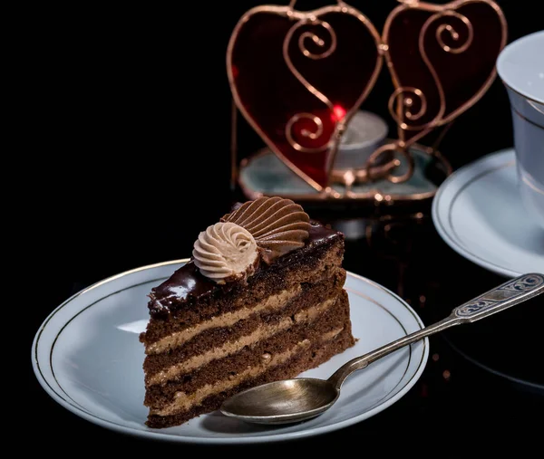Ein Stück Schokoladenkuchen Auf Einer Untertasse Vor Schwarzem Hintergrund Leckeres — Stockfoto