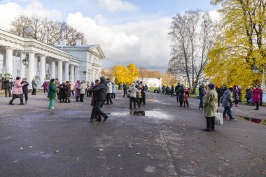 31 Ekim 2020 Saint Petersburg, Rusya. İnsanlar Central Recreation Park 'ta bir askeri bando eşliğinde dans ediyorlar. Güzel sonbahar havası.