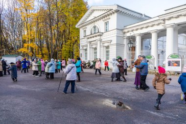 31 Ekim 2020 Saint Petersburg, Rusya. İnsanlar Central Recreation Park 'ta bir askeri bando eşliğinde dans ediyorlar. Güzel sonbahar havası.