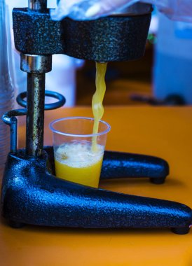 Taze meyve suyu plastik bardağa akar. Sağlıklı beslenme kavramı. Sağlıklı beslenme ve beslenme..