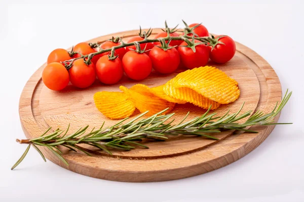 Keripik Kentang Dengan Setangkai Tomat Rosemary Dan Ceri Atas Meja — Stok Foto