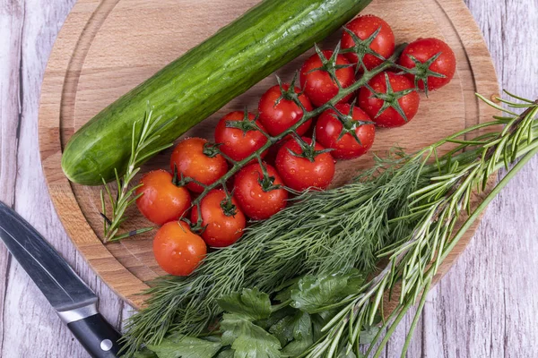 Sayuran Yang Dicuci Untuk Membuat Salad Cucumber Tomat Dill Rosemary — Stok Foto