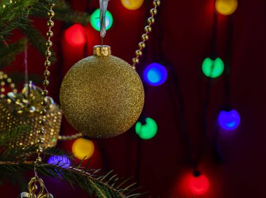 Noel ağacında Noel oyuncakları. Arka planda güzel bir çelenk var..