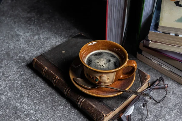 Libros Una Taza Café Vasos Están Sobre Mesa — Foto de Stock