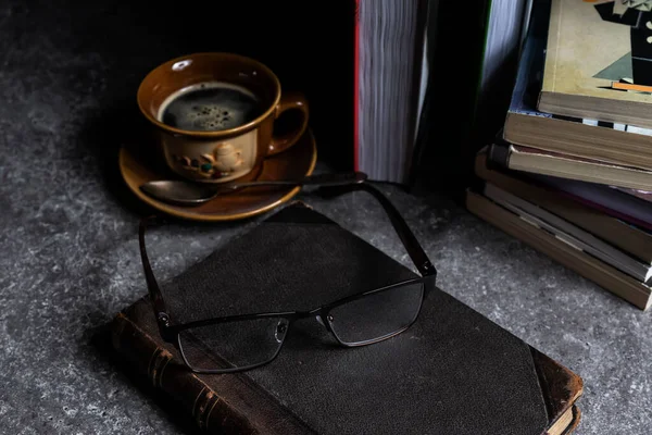 Livros Uma Xícara Café Óculos Estão Sobre Mesa Imagens Royalty-Free