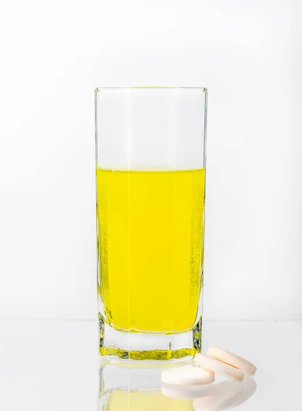 Comprimido Blanco Grande Con Disolvente Vaso Agua Sobre Fondo Blanco —  Fotos de Stock