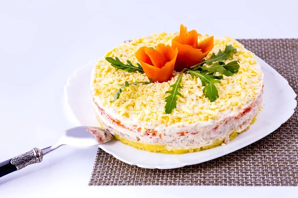 Mimosa Salat Und Löffel Auf Einem Weißen Teller Und Mattierung — Stockfoto