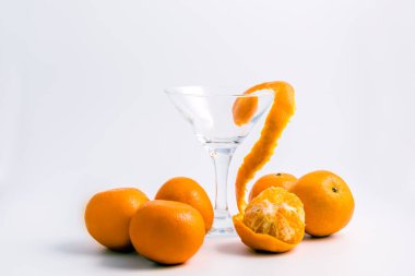 Portakallar ve beyaz bir masada şarap bardağı..