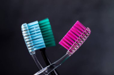 Koyu bir arkaplanda diş fırçası..