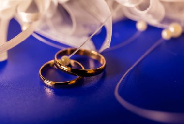 Mavi arka planda iki alyans. 