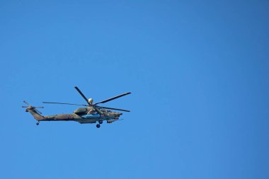 9 Mayıs 2021 St. Petersburg. Rus askeri helikopterleri Zafer Günü Geçidi 'ne katılmak için uçuyor..