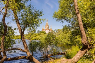 Güneşli bir günde arka planda göl manzaralı bir panorama ve kilise..
