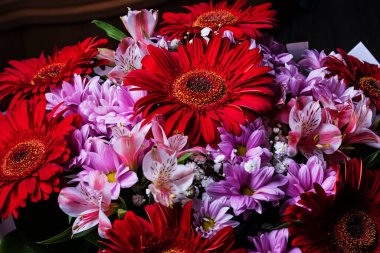 Yaz çiçeklerinden yapılmış bir kız için renkli bir buket..