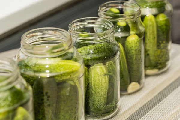 Glazen Potten Tafel Met Komkommers Voor Inblikken — Stockfoto