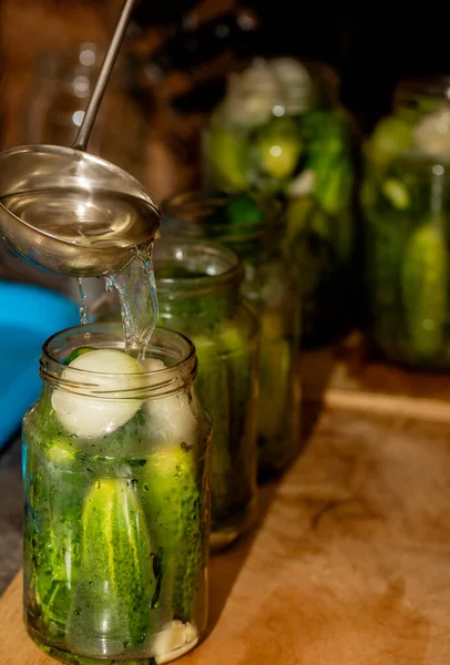 Komkommers Vullen Glazen Potten Met Kokend Water Voor Conservering — Stockfoto