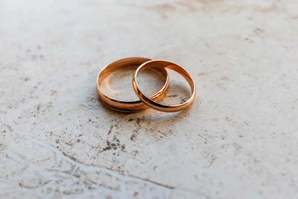 Dois Anéis Casamento Ouro Uma Mesa Mármore Fotografia De Stock