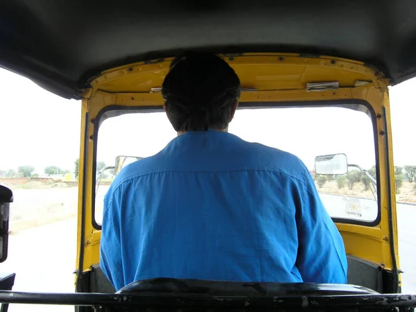 Conductor Tuk Tuk India Carretera —  Fotos de Stock