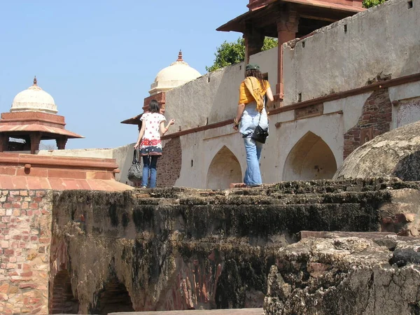 Hindistan 'a giden iki kız.