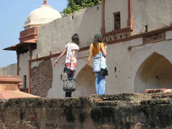 Δύο Κορίτσια Ταξιδεύουν Στην Ινδία — Φωτογραφία Αρχείου