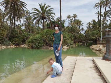 Maskeli anne ve oğlu parkta