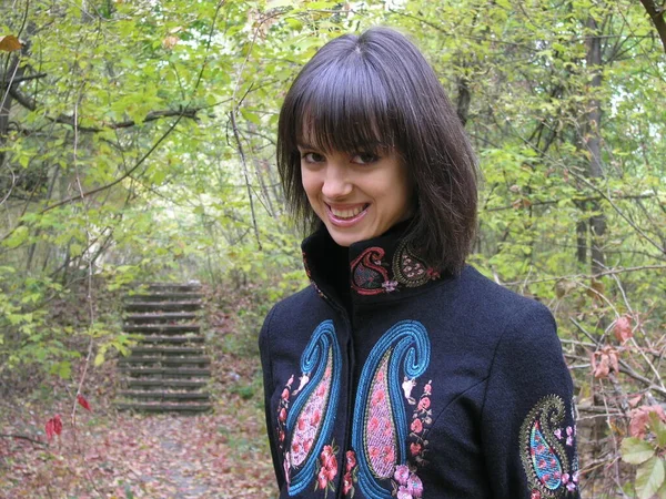 Parktaki ceketli kız.