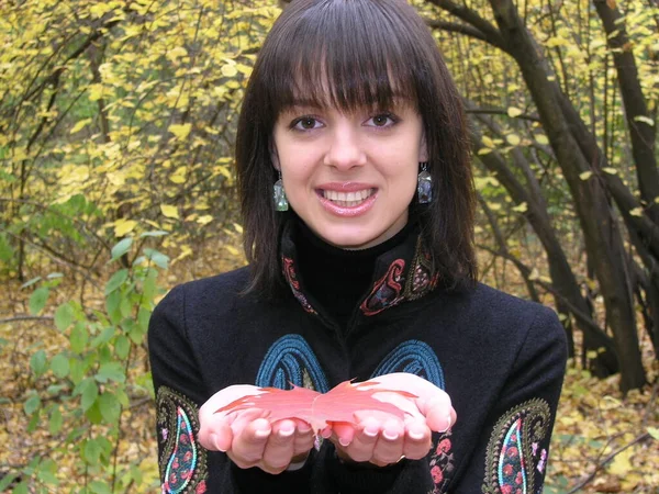 Sonbahar yapraklı kız