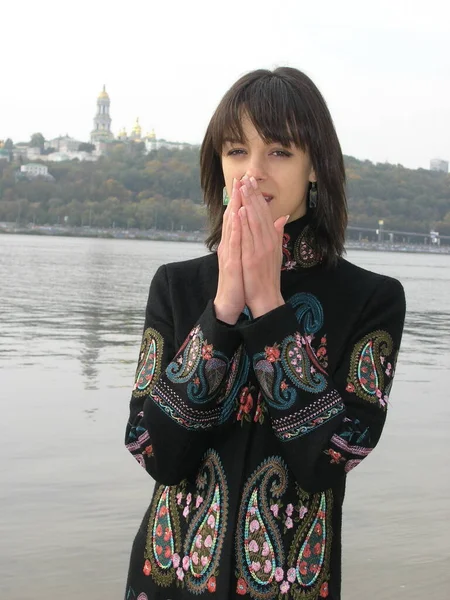 Hydropark, Kiev, Ukrayna 'da ceketli bir kız.