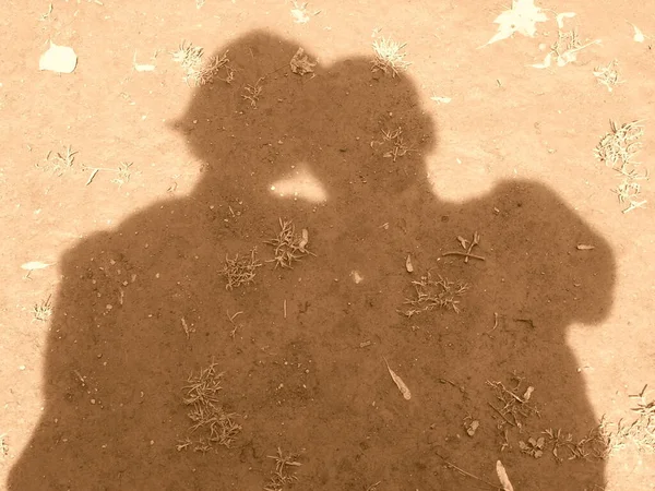 Bir çiftin gölgesi