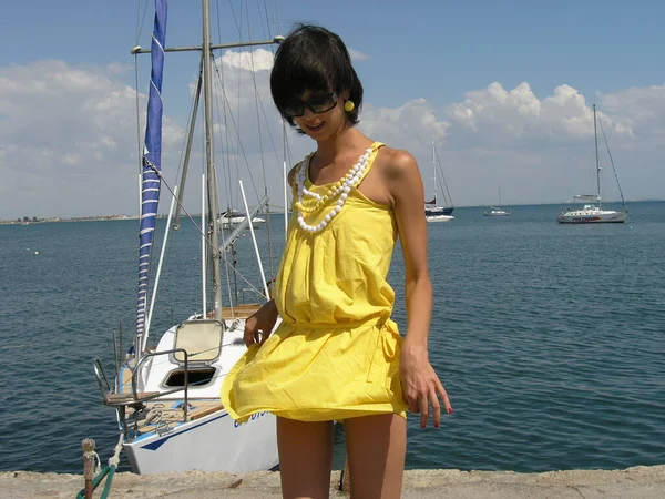 Uma Menina Está Contra Fundo Mar Iate Vestido Amarelo — Fotografia de Stock