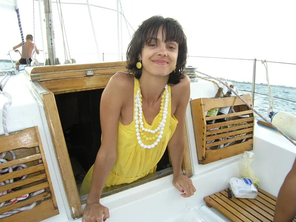 Yattaki sarı elbiseli kız.