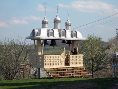 Ukrayna, Chernivtsi yakınlarındaki bir manastırda bir keşiş çanları çalıyor..