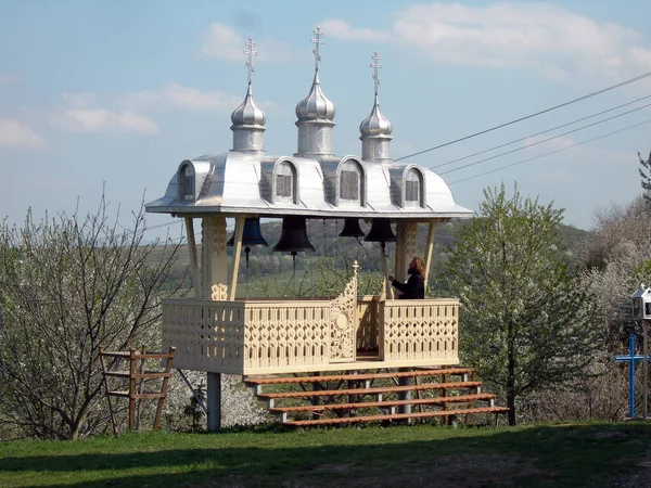 Ukrayna, Chernivtsi yakınlarındaki bir manastırda bir keşiş çanları çalıyor..