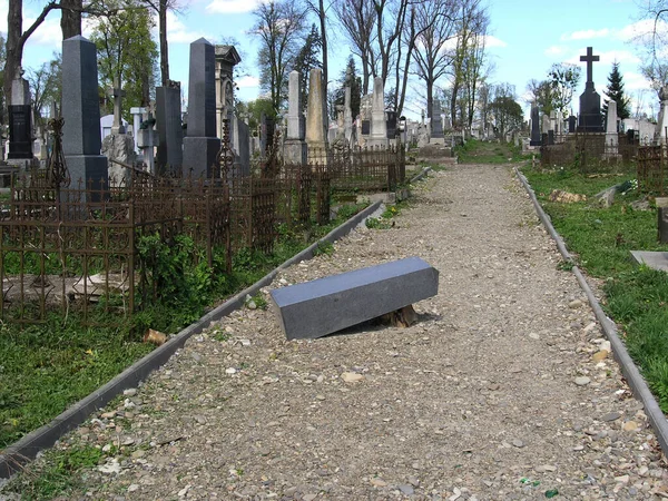 Mezarlığa giden yolda bir anıt yıkıldı.