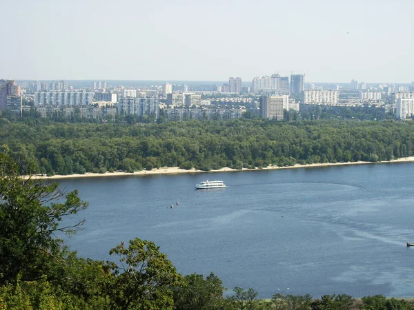 Dinyeper 'ın sağ kıyısından Kiev' in görüntüsü. Ukrayna.