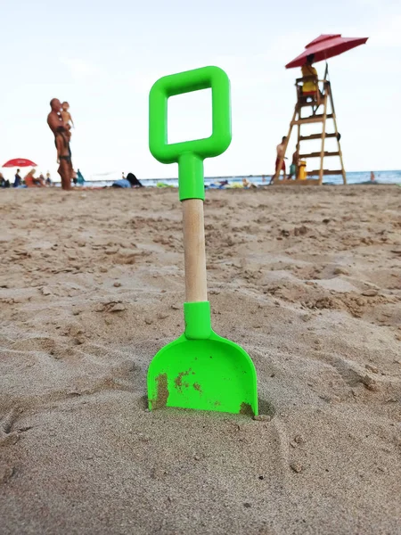 Kumsaldaki bebek küreği