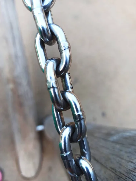 Çocuk parkında kalın zincir