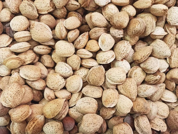 Büyük miktarlarda badem.